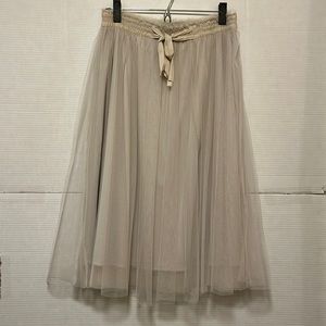 NWT Lauren Conrad Dove Grey Tull skirt.  Size: M